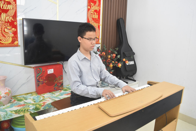 Nguyễn Vũ Duy Anh tập đàn piano. Ảnh: Nguyên Dung – TTXVN daklak1.jpg