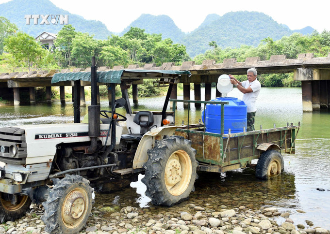 Người dân huyện miền núi Minh Hóa xuống sông lấy nước về tích trữ sử dụng trong những ngày nắng nóng, thiếu nước sinh hoạt. Ảnh: Tá Chuyên - TTXVN vna_potal_nguoi_dan_quang_binh_thieu_nuoc_sinh_hoat_trong_mua_nang_nong_7439708.jpg