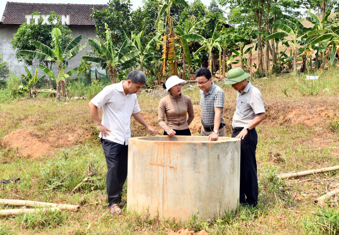 Hàng trăm giếng nước tại thôn Tiền Phong (xã Trung Hoá, huyện Minh Hoá) đã cạn kiệt nước. Ảnh: Tá Chuyên - TTXVN vna_potal_nguoi_dan_quang_binh_thieu_nuoc_sinh_hoat_trong_mua_nang_nong_7439710.jpg