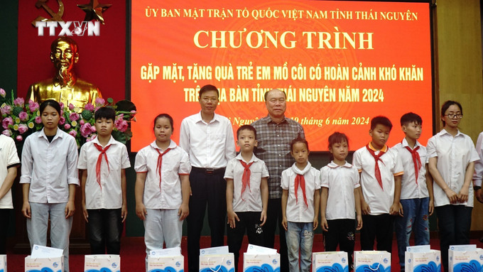 Các cơ quan, doanh nghiệp trên địa bàn tỉnh Thái Nguyên trao quà cho các em nhỏ. Ảnh: Thu Hằng-TTXVN vna_potal_thai_nguyen_trao_tang_qua_cho_tre_em_mo_coi_co_hoan_canh_kho_khan__7438945.jpg