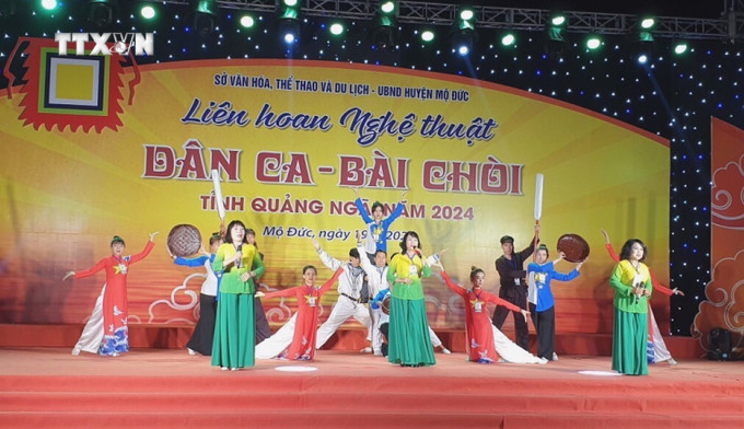 Bà Phạm Thị Lượng cùng CLB Bài chòi Mộ Đức biểu diễn. Bà Lượng biết đến môn nghệ thuật này từ lúc 16 tuổi. Ảnh: Đinh Hương – TTXVN vna_potal_quang_ngai_nguoi_gop_phan_truyen_lua_dan_ca_bai_choi__7438873.jpg