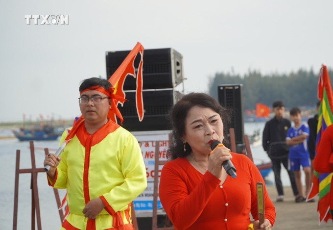 Bà Phạm Thị Lượng biểu diễn bài chòi. 57 tuổi, bà Phạm Thị Lượng đã có 41 năm gắn bó với dân ca bài chòi. Ảnh: Đinh Hương – TTXVN vna_potal_quang_ngai_nguoi_gop_phan_truyen_lua_dan_ca_bai_choi__7438874.jpg