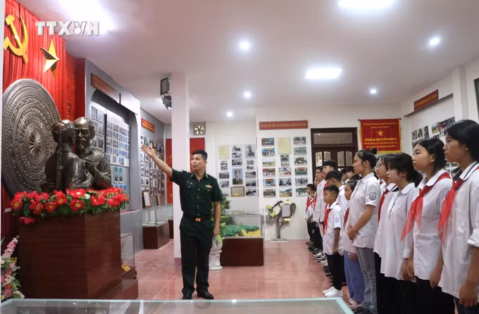 vna_potal_bieu_duong_hoc_sinh_vuot_kho_hoc_tot_la_con_nuoi_don_bien_phong_7439172.jpg
