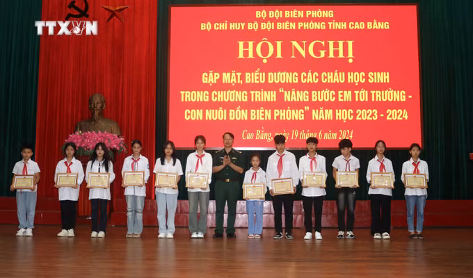 vna_potal_bieu_duong_hoc_sinh_vuot_kho_hoc_tot_la_con_nuoi_don_bien_phong_7439171.jpg