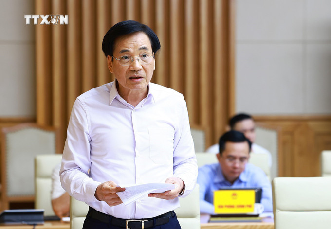 Bộ trưởng, Chủ nhiệm Văn phòng Chính phủ Trần Văn Sơn báo cáo triển khai nhiệm vụ trọng tâm 6 tháng cuối năm 2024. Ảnh: Dương Giang-TTXVN vna_potal_thu_tuong_chu_tri_phien_hop_thu_8_cua_ban_chi_dao_cai_cach_hanh_chinh_cua_chinh_phu_7482453.jpg