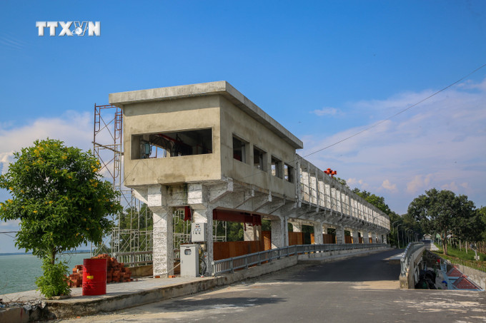 Đập chính của hồ Dầu Tiếng được duy tu, bảo trì để đảm bảo an toàn tuyệt đối công trình trong mùa mưa, lũ. Ảnh: Giang Phương – TTXVN vna_potal_dam_bao_an_toan_cho_cong_trinh_ho_thuy_loi_tai_tay_ninh_trong_mua_mua_bao__7654674.jpg