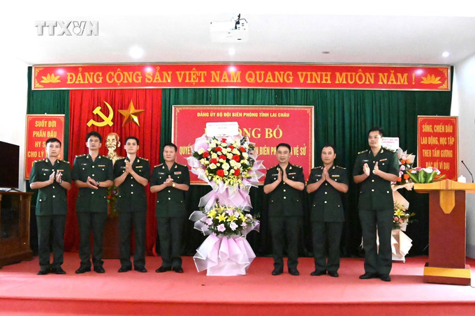 `Đại tá Triệu Quốc Nguậy, Phó Bí thư Đảng ủy, Chỉ huy trưởng Bộ Chỉ huy Bộ đội Biên phòng Lai Châu tặng hoa chúc mừng Đảng bộ Đồn Biên phòng Pa Vệ Sử. Ảnh: TTXVN phát vna_potal_thanh_lap_dang_bo_don_bien_phong_thu_11_o_lai_chau_7636430.jpg