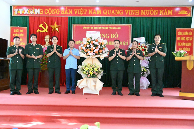 Lãnh đạo huyện Mường Tè (Lai Châu) chúc mừng Đảng bộ Đồn Biên phòng Pa Vệ Sử. Ảnh: TTXVN phát vna_potal_thanh_lap_dang_bo_don_bien_phong_thu_11_o_lai_chau_7636427.jpg