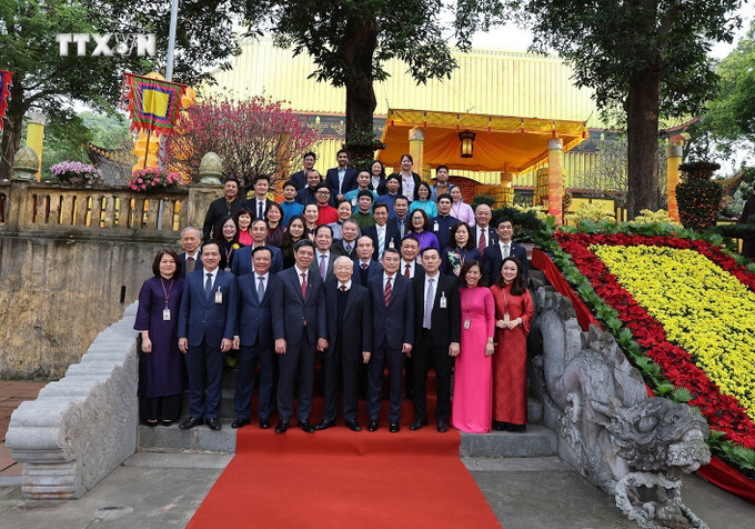 Tổng Bí thư Nguyễn Phú Trọng và các đại biểu với cán bộ, nhân viên Khu di tích Hoàng thành Thăng Long-Di sản văn hóa thế giới. Ảnh: Trí Dũng – TTXVN vna_potal_tong_bi_thu_nguyen_phu_trong_dang_huong_tai_khu_di_tich_hoang_thanh_thang_long-di_san_van_hoa_the_gioi_7223605.jpg