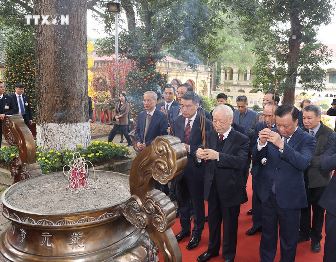Tổng Bí thư Nguyễn Phú Trọng dâng hương tại Điện Kính Thiên, Khu di tích Hoàng thành Thăng Long-Di sản văn hóa thế giới. Ảnh: Trí Dũng – TTXVN vna_potal_tong_bi_thu_nguyen_phu_trong_dang_huong_tai_khu_di_tich_hoang_thanh_thang_long-di_san_van_hoa_the_gioi_7223616.jpg