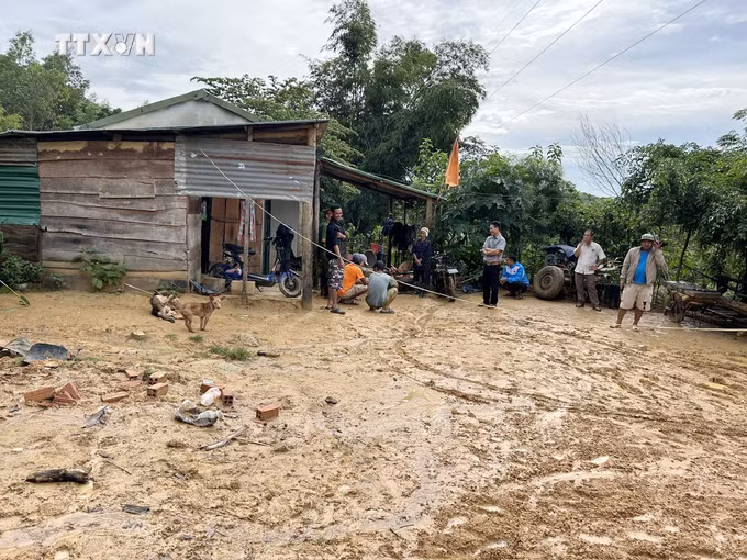 vna_potal_dak_lak_khan_cap_di_doi_cac_ho_dan_bi_anh_huong_boi_sat_lo_dat_7666876.jpg