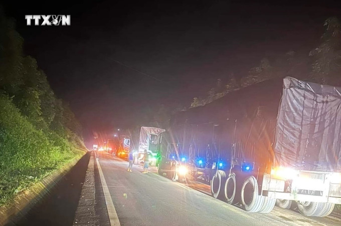Tuyến đường có lưu lượng xe lưu thông lớn nên vụ tai nạn khiến giao thông ùn tắt trong nhiều giờ. Ảnh: TTXVN phát vna_potal_dak_lak_tai_nan_giao_thong_lien_hoan_khien_6_nguoi_thuong_vong_7524888.jpg