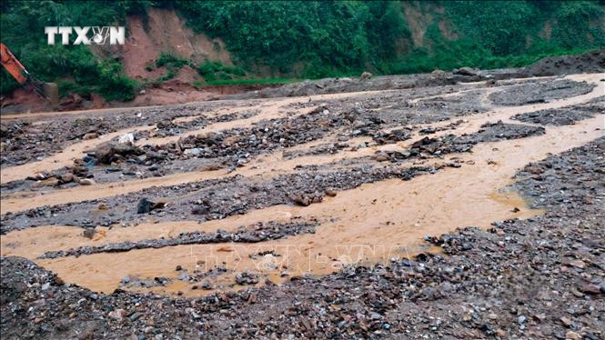 Điểm sạt lở tại Km1+520, tỉnh lộ 140. Ảnh: TTXVN phát vna_potal_nhieu_tuyen_duong_tai_dien_bien__bi_sat_lo_do_mua_lon_stand.jpg