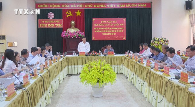 Quang cảnh buổi làm việc. Ảnh: Dư Toán – TTXVN vna_potal_doan_giam_sat_cua_hoi_dong_dan_toc_quoc_hoi_lam_viec_tai_kon_tum_7524300.jpg