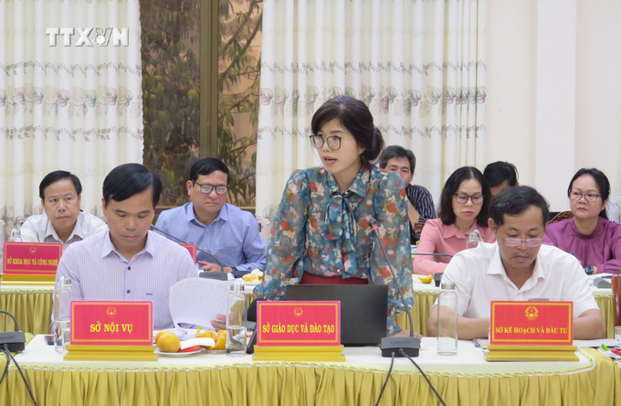 Thành viên Hội đồng nhân dân, Ủy ban nhân dân tỉnh Kon Tum phát biểu, giải trình và nêu ý kiến tại buổi làm việc. Ảnh: Dư Toán – TTXVN vna_potal_doan_giam_sat_cua_hoi_dong_dan_toc_quoc_hoi_lam_viec_tai_kon_tum_7524303.jpg