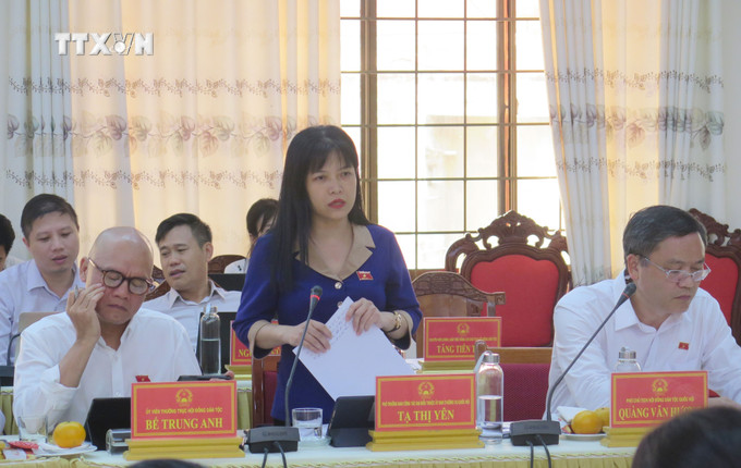 Thành viên Đoàn Giám sát nêu ý kiến, câu hỏi tại buổi làm việc. Ảnh: Dư Toán – TTXVN vna_potal_doan_giam_sat_cua_hoi_dong_dan_toc_quoc_hoi_lam_viec_tai_kon_tum_7524305.jpg