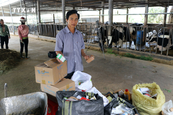 Mỗi ngày, gia đình ông Nguyễn Minh Đệ ở thôn Kinh tế, xã Tu Tra tốn tới 15 triệu đồng để điều trị cho đàn bò mà vẫn có 4 con bị chết. Ảnh: Chu Quốc Hùng - TTXVN vna_potal_bo_tiep_tuc_chet_hang_loat_chua_ro_nguyen_nhan_o_vung_bo_sua_lam_dong_7528477.jpg
