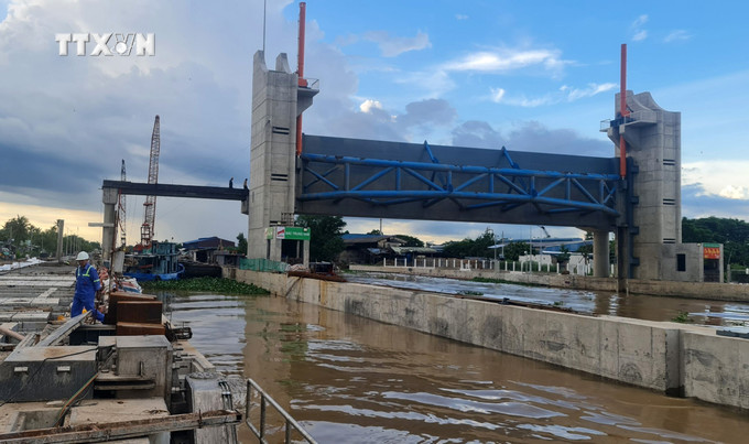 Thi công cống ngăn mặn Nguyễn Tấn Thành ở huyện Châu Thành (Tiền Giang). Ảnh: TTXVN phát vna_potal_cong_ngan_man_nguyen_tan_thanh_tien_giang_bao_dam_tien_do_thi_cong_7529281.jpg
