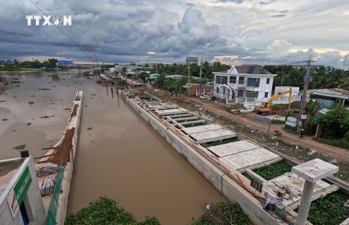 Hạng mục nhà điều hành công trình cùng bờ kè cống ngăn mặn Nguyễn Tấn Thành đã hoàn thành. Ảnh: TTXVN phát vna_potal_cong_ngan_man_nguyen_tan_thanh_tien_giang_bao_dam_tien_do_thi_cong_7529274.jpg