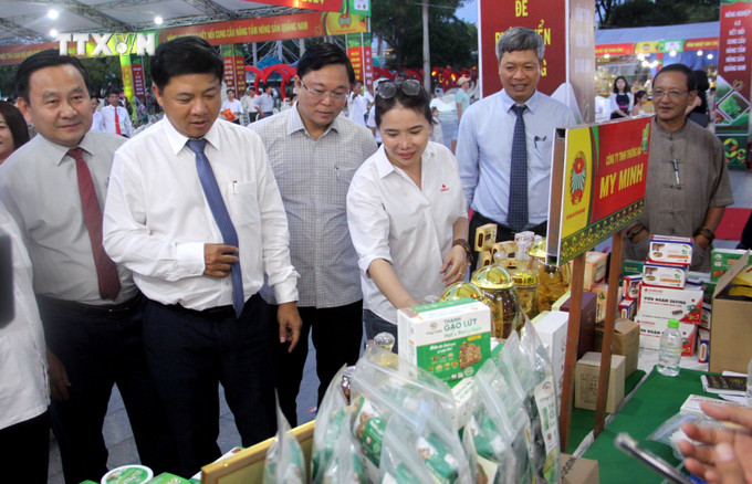 Lãnh đạo tỉnh Quảng Nam tham quan các gian hàng tại hội chợ. Ảnh: Trịnh Bang Nhiệm - TTXVN vna_potal_quang_nam_khai_mac_hoi_cho_gioi_thieu_quang_ba_san_pham_nong_nghiep_lan_thu_5_7528780.jpg