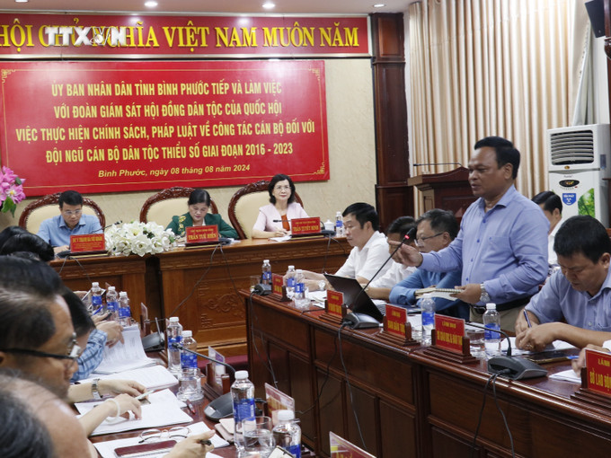 Trưởng Ban Dân tộc tỉnh Bình Phước Điểu Nen giải trình tại buổi làm việc. Ảnh: K GỬIH - TTXVN vna_potal_doan_giam_sat_hoi_dong_dan_toc_cua_quoc_hoi_lam_viec_tai_tinh_binh_phuoc_7528546.jpg