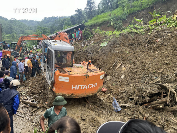 Lực lượng chức năng tìm kiếm cứu nạn hộ gia đình bị sạt lở vùi lấp. Ảnh: TTXVN phát vna_potal_sat_lo_dat_lam_chet_04_nguoi_tai_bac_kan_7435963.jpg