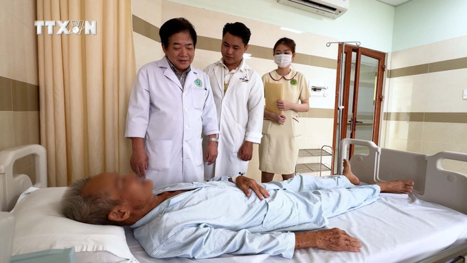 Các bác sĩ thăm khám cho bệnh nhân sau can thiệp. Ảnh: TTXVN phát vna_potal_can_tho_hy_huu_ong_lao_82_tuoi_co_ong_sonde_jj_dai_hon_20_cm_“ngu_quen”_ca_nam_trong_bang_quang__7435288.jpg
