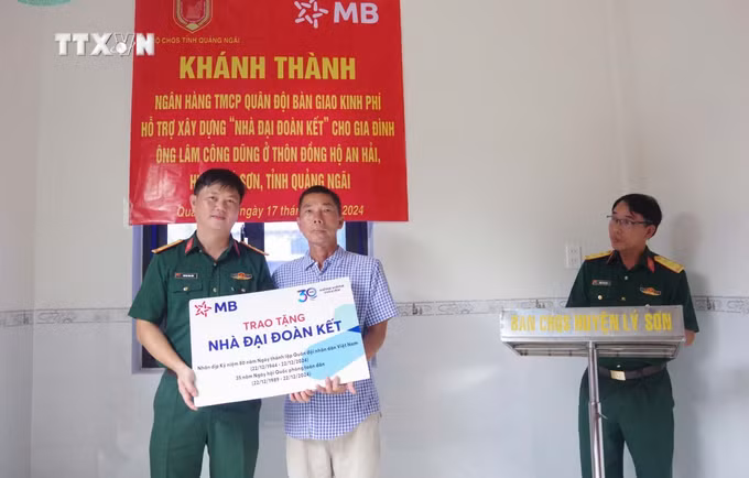 vna_potal_quang_ngai_no_luc_xoa_nha_tam_dot_nat_cho_ho_ngheo_can_ngheo_7651539.jpg