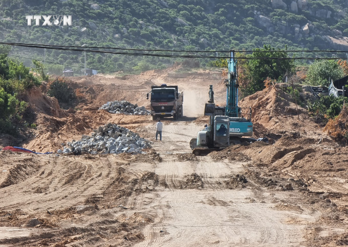 Dự án xây dựng tuyến đường mới kết nối đường 701 với đường ven biển trên địa bàn xã Phước Dinh (huyện Thuận Nam, Ninh Thuận). Ảnh: Nguyễn Thành - TTXVN vna_potal_ninh_thuan_dau_tu_xay_dung_ha_tang_vung_dung_du_an_hai_nha_may_dien_hat_nhan_7651527.jpg
