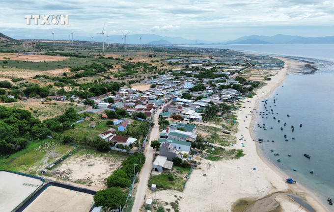 Thôn Vĩnh Trường, xã Phước Dinh (huyện Thuận Nam, Ninh Thuận) nằm trong khu vực dự án dừng chủ trương xây dựng Nhà máy điện hạt nhân Ninh Thuận 1 được đầu tư xây dựng các công trình hạ tầng thiết yếu. Ảnh: Nguyễn Thành - TTXVN vna_potal_ninh_thuan_dau_tu_xay_dung_ha_tang_vung_dung_du_an_hai_nha_may_dien_hat_nhan_7651519.jpg