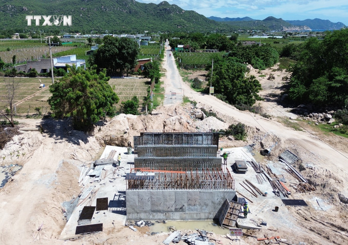 Dự án nâng cấp đường tỉnh lộ 702 cũ, xã Vĩnh Hải (huyện Ninh Hải, Ninh Thuận). Ảnh: Nguyễn Thành - TTXVN vna_potal_ninh_thuan_dau_tu_xay_dung_ha_tang_vung_dung_du_an_hai_nha_may_dien_hat_nhan_7651526.jpg