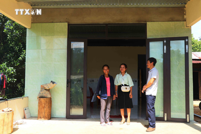 Chị Hồ Thị Hương, thôn 1, xã Phước Đức, huyện Phước Sơn, góp thêm hơn 60 triệu đồng cùng nguồn kinh phí hỗ trợ xóa nhà tạm của Nhà nước, xây mới ngôi nhà. Ảnh: Đoàn Hữu Trung-TTXVN vna_potal_quang_nam_chung_tay_thuc_hien_muc_tieu_mai_nha_hanh_phuc_7538549.jpg