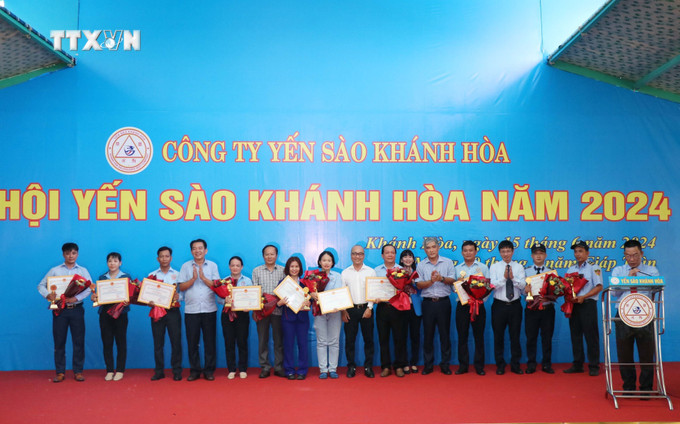 Công ty Yến sào Khánh Hòa tặng giấy khen cho 20 cá nhân có thành tích xuất sắc tiêu biểu ngành nghề Yến sào Khánh Hòa năm 2024. Ảnh Đặng Tuấn -TTXVN vna_potal_khanh_hoa_gio_to_nganh_nghe_yen_sao_co_lich_su_gan_700_nam_7432066.jpg
