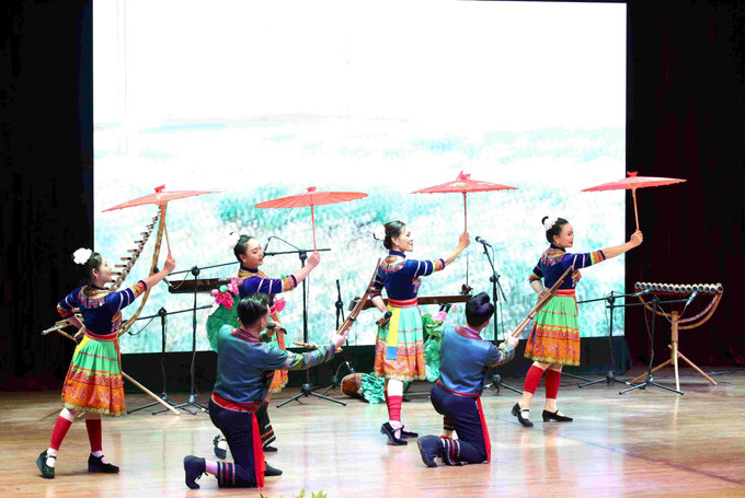 Tiết mục “Chợ phiên gặp gỡ” (tốp ca nữ) của đồng bào dân tộc Mông trong chương trình. Ảnh: Huỳnh Thảo - P/v TTXVN tại Campuchia VH14.jpg