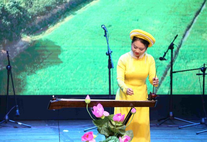Tiết mục độc tấu đàn bầu “Tình phương Nam” mang âm hưởng dân ca Nam Bộ trong chương trình. Ảnh: Huỳnh Thảo - P/v TTXVN tại Campuchia VH8.jpg