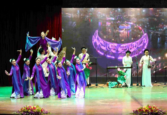 Tiết mục múa và hòa tấu “Ngược dòng Hương giang” (tốp múa nam nữ) trong chương trình. Ảnh: Huỳnh Thảo - P/v TTXVN tại Campuchia VH10.jpg
