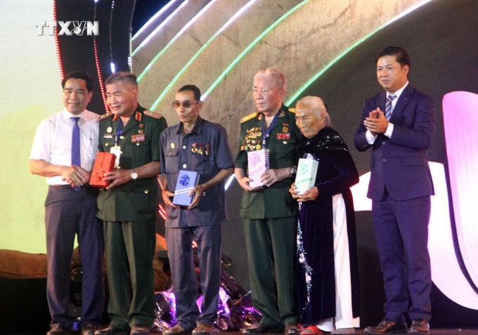 Lãnh đạo tỉnh Quảng Nam tặng quà Mẹ Việt Nam Anh hùng và Anh hùng lực lượng vũ trang tại lễ kỷ niệm. Ảnh: Trịnh Bang Nhiệm - TTXVN vna_potal_quang_nam_ky_niem_50_nam_ngay_chien_thang_thuong_duc_7526681.jpg