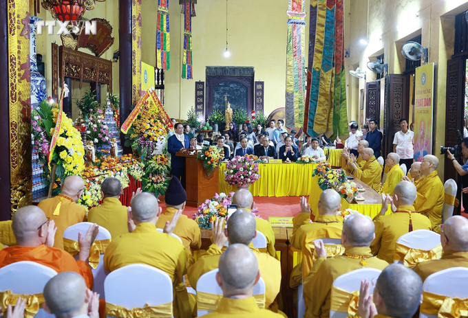 Thủ tướng Phạm Minh Chính chúc mừng các chức sắc, tăng ni, Phật tử Giáo hội Phật giáo Việt Nam nhân dịp Đại lễ Phật đản - Phật lịch 2568. Ảnh: Dương Giang-TTXVN vna_potal_thu_tuong_chuc_mung_dong_bao_phat_giao_nhan_dip_dai_le_phat_dan_2024_7388813.jpg