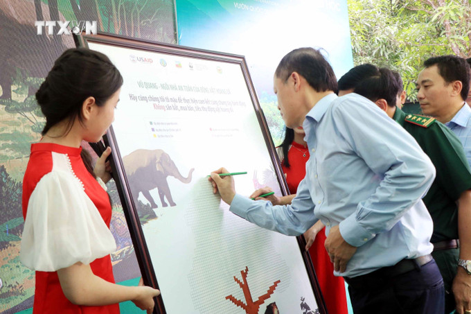 Ông Nguyễn Hồng Lĩnh, Phó Chủ tịch tỉnh Hà Tĩnh cùng các đại biểu ký cam kết bảo vệ Đa dạng sinh học. Ảnh: Công Tường-TTXVN vna_potal_chung_tay_hanh_dong_vi_dong_vat_hoang_da__7389467.jpg