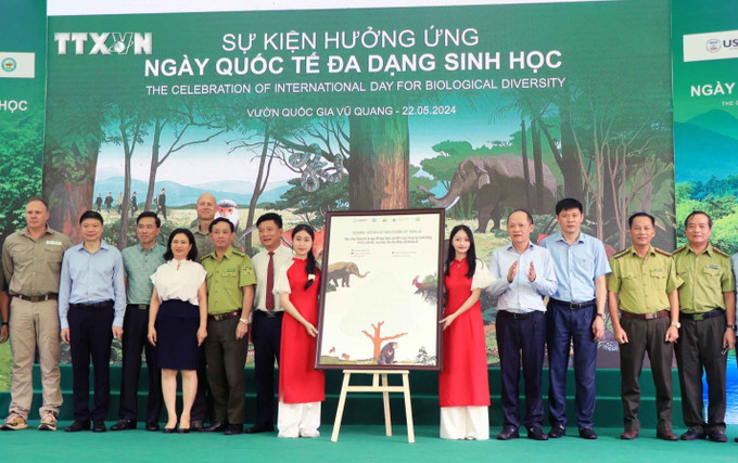 Các đại biểu ký cam kết bảo vệ Đa dạng sinh học. Ảnh: Công Tường-TTXVN vna_potal_chung_tay_hanh_dong_vi_dong_vat_hoang_da_7389468.jpg