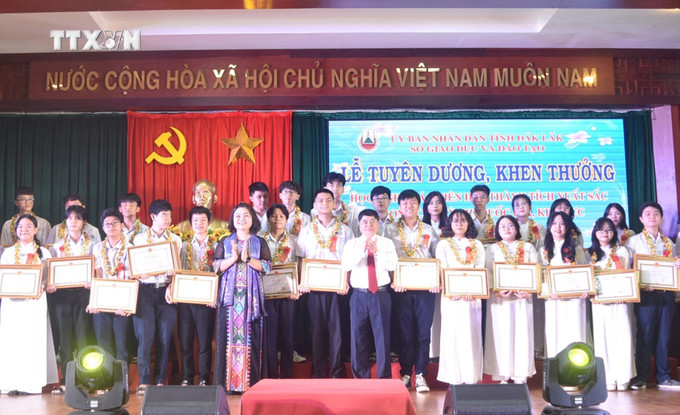 Học sinh Giỏi tại Kỳ thi THPT cấp Quốc gia năm 2023-2024 vinh dự nhận Bằng khen vì có thành tích xuất sắc. Ảnh: Nguyên Dung – TTXVN vna_potal_giao_duc_mui_nhon_dak_lak_no_luc_thu_“qua_ngot”__7389560.jpg