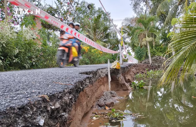 vna_potal_an_toan_giao_thong_khan_truong_khac_phuc_sat_lo_tuyen_duong_o_to_ve_trung_tam_xa_ninh_quoi_bac_lieu_7389523.jpg