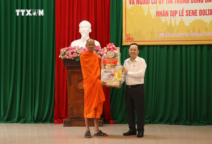 Bí thư Thành ủy Cần Thơ Nguyễn Văn Hiếu tặng quà cho Hòa thượng Mai Xe, Phó Trưởng ban Trị sự GHPG Việt Nam thành phố, Hội trưởng Hội Đoàn kết sư sãi yêu nước thành phố, Trụ trì Chùa SeeRray Vongsa huyện Thới Lai. Ảnh: Ngọc Thiện - TTXVN vna_potal_can_tho_gap_go_cac_chuc_sac_su_sai_tieu_bieu_dong_bao_dan_toc_khmer_nhan_dip_le_sen_dolta_7616154.jpg