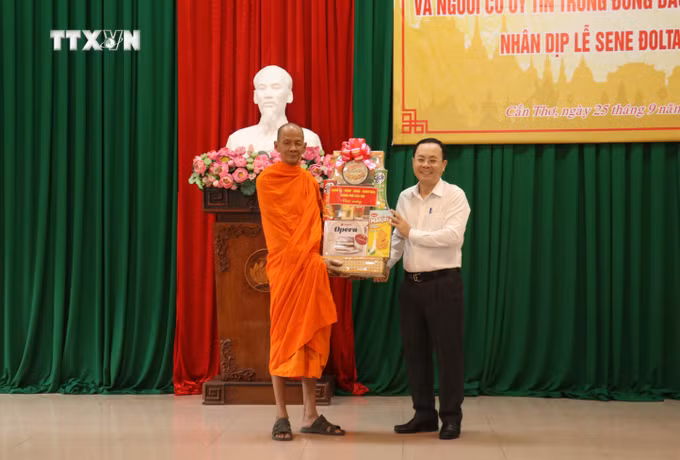vna_potal_can_tho_gap_go_cac_chuc_sac_su_sai_tieu_bieu_dong_bao_dan_toc_khmer_nhan_dip_le_sen_dolta_7616154.jpg
