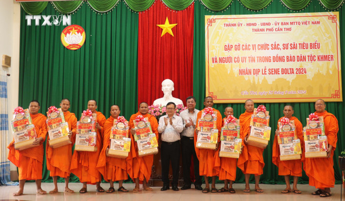 Lãnh đạo thành phố Cần Thơ tặng quà cho Trụ trì các chùa Khmer trên địa bàn thành phố Cần Thơ. Ảnh: Ngọc Thiện - TTXVN vna_potal_can_tho_gap_go_cac_chuc_sac_su_sai_tieu_bieu_dong_bao_dan_toc_khmer_nhan_dip_le_sen_dolta_7616142.jpg
