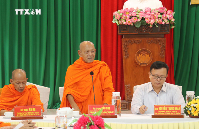 Hòa thượng Đào Như, Phó Chủ tịch Hội đồng trị sự Trung ương GHPG Việt Nam, Trưởng ban Trị sự GHPG Việt Nam thành phố Cần Thơ, Viện trưởng Học viện Phật giáo Nam tông Khmer, Trụ trì chùa Phothisomrom phát biểu tại buổi gặp mặt. Ảnh: Ngọc Thiện - TTXVN vna_potal_can_tho_gap_go_cac_chuc_sac_su_sai_tieu_bieu_dong_bao_dan_toc_khmer_nhan_dip_le_sen_dolta_7616163.jpg