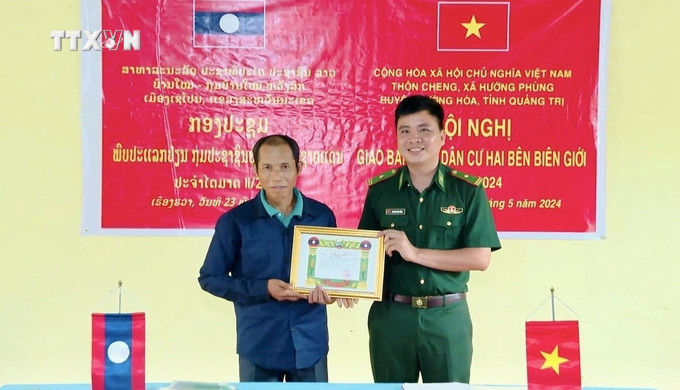 Thiếu tá Nguyễn Văn Bằng kiên trì bám dân, bám bản, triển khai nhiều chương trình giúp đỡ đồng bào biên giới Việt - Lào phát triển kinh tế, xóa đói, giảm nghèo. Ảnh: Nguyên Linh-TTXVN vna_potal_nguoi_linh_bien_phong_quang_tri_mang_mua_vang_no_am_den_dan_ban_7647713.jpg