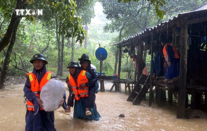 Bộ đội Biên phòng tỉnh Quảng Bình giúp người dân xã Kim Thủy, huyện Lệ Thủy vận chuyển tài sản ra khỏi vùng bị ngập sâu. Ảnh: TTXVN phát vna_potal_quang_binh_mua_lu_gay_ngap_lut_nhieu_noi_mot_nguoi_mat_tich_7673522.jpg