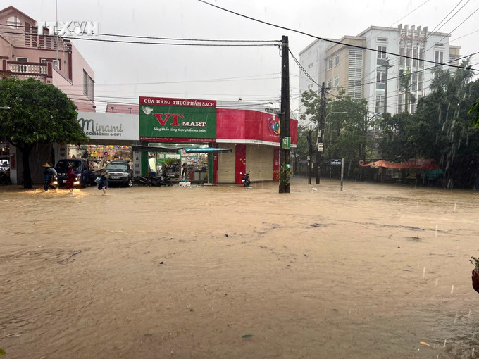 Mưa lớn gây ngập sâu tại huyện Lệ Thủy, tỉnh Quảng Bình. Ảnh: TTXVN phát vna_potal_quang_binh_mua_lu_gay_ngap_lut_nhieu_noi_mot_nguoi_mat_tich_7673527.jpg