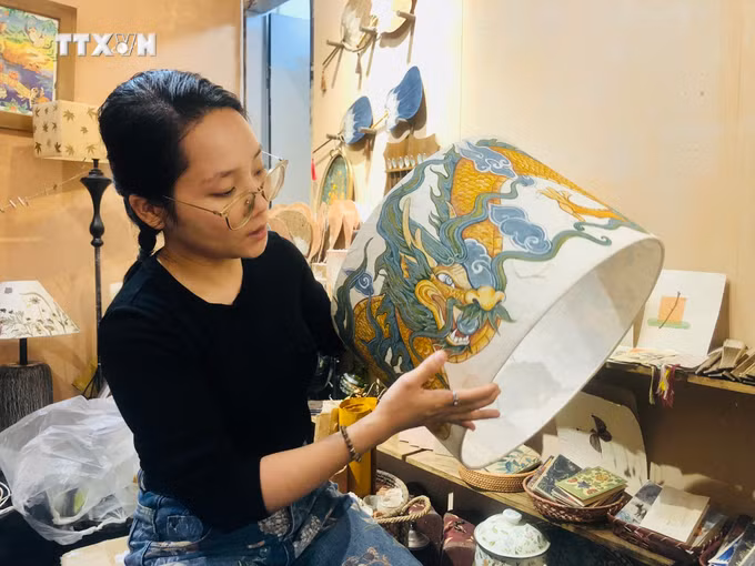 vna_potal_doan_thai_cuc_huong_-_co_gai_tre_sang_tao_san_pham_tu_giay_truyen_thong__7257054.jpg